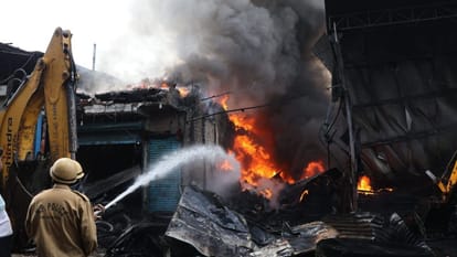 Indore News: इंदौर मैं टायर गोदाम में लगी भीषण आग, दूर से दिख रही लपटें