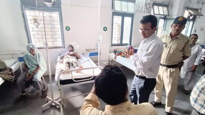 Ujjain News: गाय को बचाने के चक्कर में पलट गई ट्रॉली, पगड़ी की रस्म निभाकर आ रहा था परिवार, एक की मौत, 12 घायल Ujjain News: गाय को बचाने के चक्कर में पलट गई ट्रॉली, पगड़ी की रस्म निभाकर आ रहा था परिवार, एक की मौत, 12 घायल