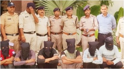 Ujjain News: गोवंश की हत्या कर मांस का परिवहन करने वाले 6 आरोपी गिरफ्तार, रासुका की हो सकती है कार्रवाई Ujjain News: गोवंश की हत्या कर मांस का परिवहन करने वाले 6 आरोपी गिरफ्तार, रासुका की हो सकती है कार्रवाई