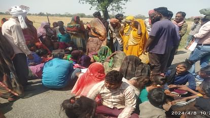 Prayagaraj : तेज रफ्तार डंपर से कुचलकर युवक की मौत, आक्रोशित ग्रामीणों ने किया सड़क जाम Youth crushed to death by speeding dumper, angry villagers block road