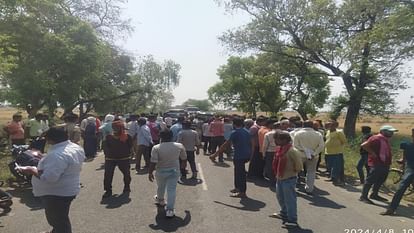 Prayagaraj : तेज रफ्तार डंपर से कुचलकर युवक की मौत, आक्रोशित ग्रामीणों ने किया सड़क जाम Youth crushed to death by speeding dumper, angry villagers block road