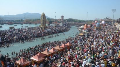 Somvati Amavasya: हरिद्वार में 45 लाख श्रद्धालुओं ने लगाई आस्था की डुबकी, हाईवे पर रेंगकर चले वाहन, तस्वीरें Somvati Amavasya 2024 Huge Crowd 45 lakh Devotees gathered for ganga Snan Traffic Jam Photos