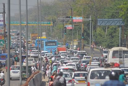 Somvati Amavasya: हरिद्वार में 45 लाख श्रद्धालुओं ने लगाई आस्था की डुबकी, हाईवे पर रेंगकर चले वाहन, तस्वीरें Somvati Amavasya 2024 Huge Crowd 45 lakh Devotees gathered for ganga Snan Traffic Jam Photos