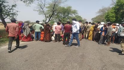 Prayagaraj : तेज रफ्तार डंपर से कुचलकर युवक की मौत, आक्रोशित ग्रामीणों ने किया सड़क जाम Youth crushed to death by speeding dumper, angry villagers block road