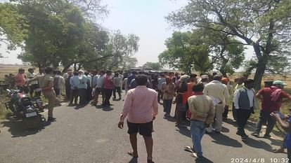 Prayagaraj : तेज रफ्तार डंपर से कुचलकर युवक की मौत, आक्रोशित ग्रामीणों ने किया सड़क जाम Youth crushed to death by speeding dumper, angry villagers block road