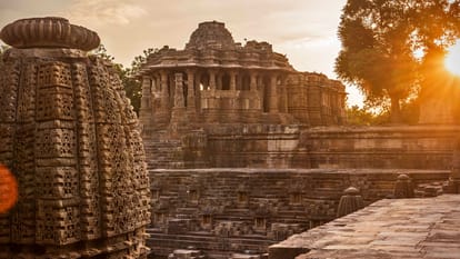 Ramlala Surya Tilak: कहानी 'सूर्य तिलक' की, इन मंदिरों में भी किरणें करती हैं देवी-देवताओं का अभिषेक? In which other temple is the Surya Tilak done in Ram temple, how different is it from Ayodhya