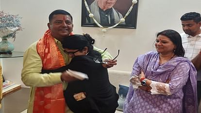 UP : रीता जोशी, केशरी देवी का टिकट कटा, इलाहाबाद से नीरज त्रिपाठी, फूलपुर से प्रवीण पटेल बने भाजपा प्रत्याशी Rita Joshi, Keshari Devi's ticket canceled, Neeraj Tripathi from Allahabad, Praveen Patel from Phulpur become