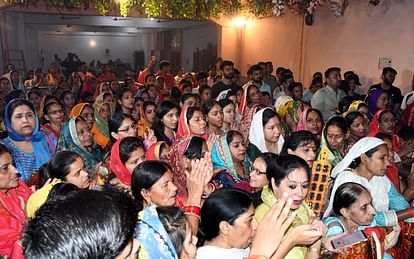 चैत्र नवरात्रि : देवी मंदिरों में मां का भव्य शृंगार, एक झलक पाने को आतुर रहे श्रद्धालु Chaitra Navratri: Grand adornment of Mother Goddess in Devi temples, devotees are eager to get a glimpse