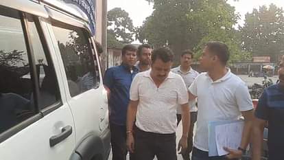 Bihar News : डीआरआई ने तीन गोल्ड तस्कर को पकड़ा, इतना सोना और कैश देख दंग रह गई पूरी टीम Bihar News: DRI arrests three gold smugglers; Cash and gold biscuits seized; Kishanganj, Siliguri