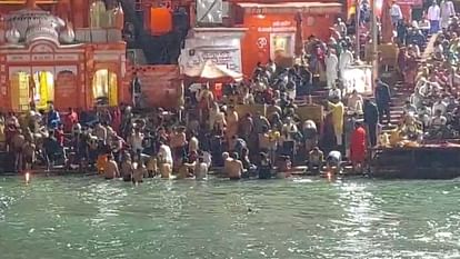 Baisakhi 2024: हरिद्वार में स्नान को उमड़ी श्रद्धालुओं की भीड़, गंगा में लगाई आस्था की पावन डुबकी, तस्वीरें Baisakhi Snan 2024 Devotees Huge crowd for ganga Snan in Haridwar traffic Jam