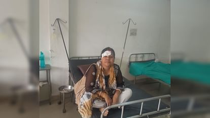 Accident : सवारियों से भरी रोडवेज की बस ट्रक से टकराई, आधा दर्जन से अधिक यात्री घायल, मची चीख-पुकार Roadways bus full of passengers collides with truck, more than half a dozen passengers injured, screams were