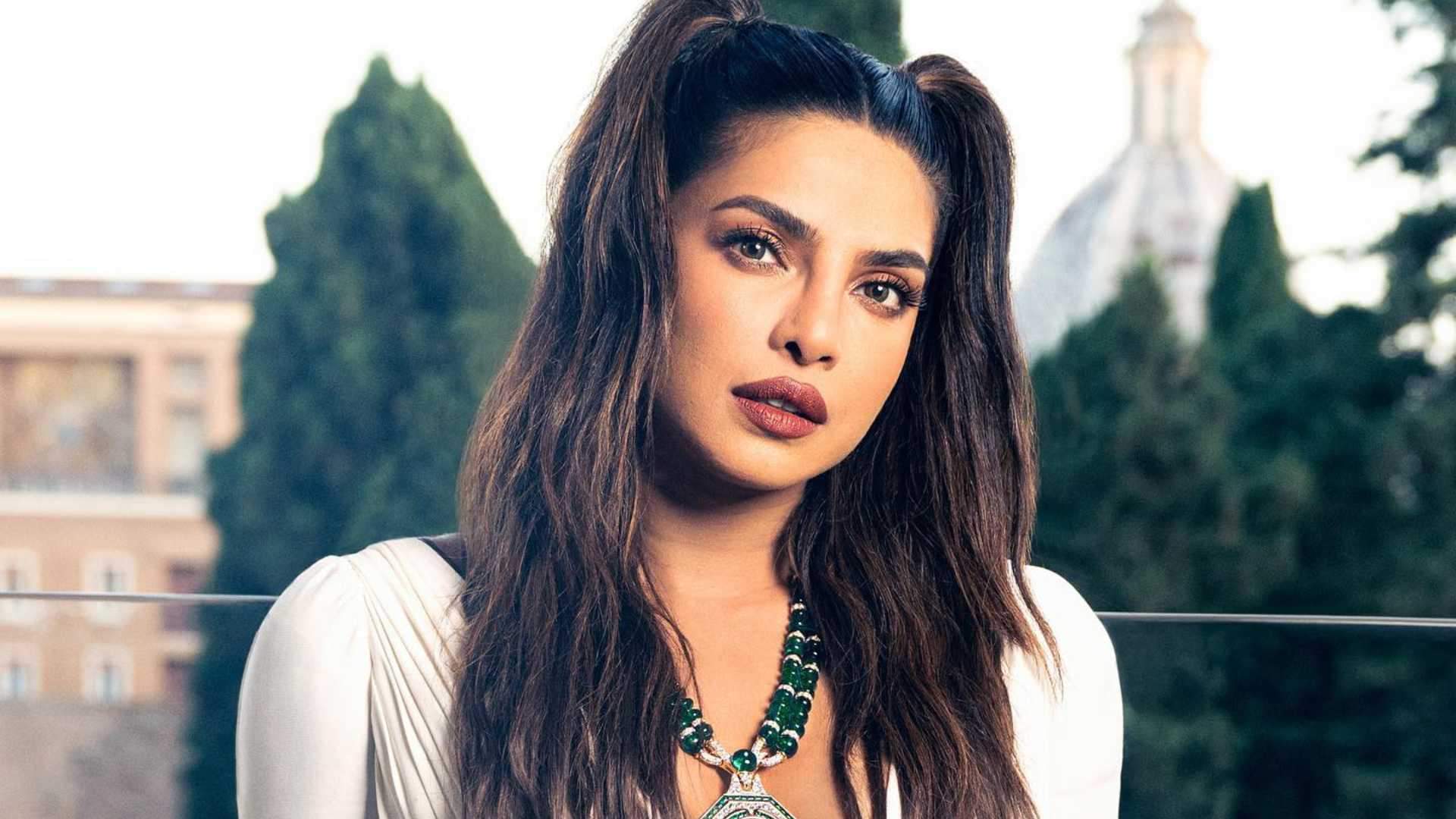 Priyanka Chopra: प्रियंका को ही भेज दिया नामी डिजाइनर ने उनकी बुराई वाला मैसेज, क्या रहा एक्ट्रेस का रिएक्शन? Priyanka Chopra Mother Madhu Chopra Told Manish Malhotra Share A Gossip Text To Actress