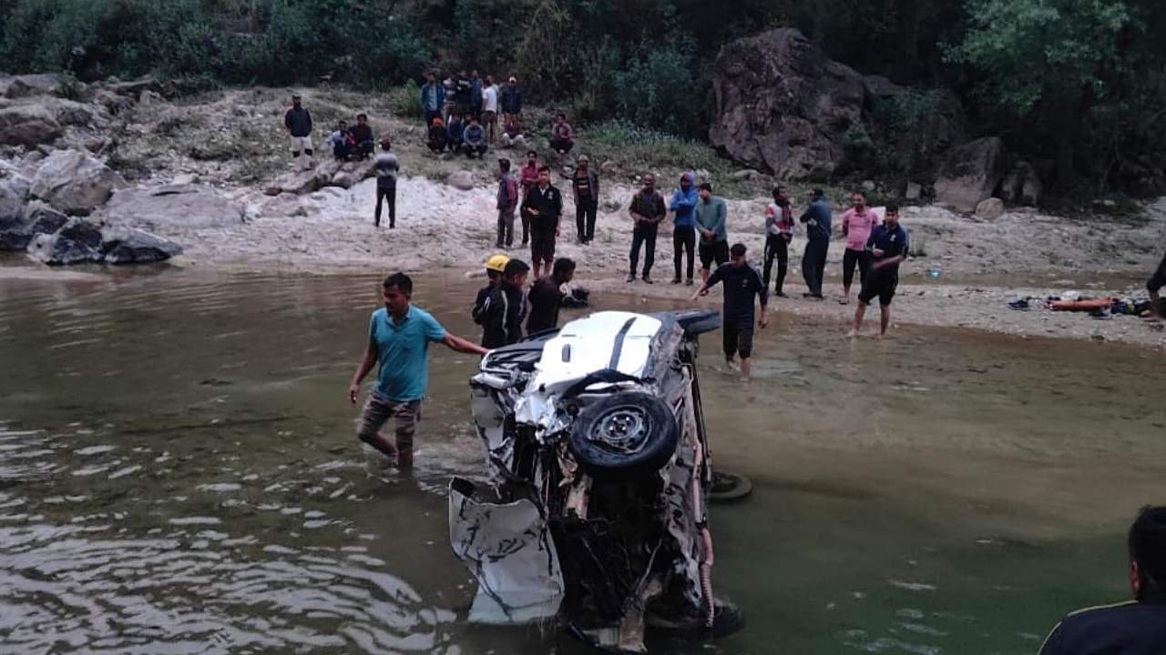 Bageshwar Accident: दर्दनाक हादसे ने छीन ली चार युवकों की जिंदगी; जल लेने गए थे, मौत के मुंह में समा गए Car fell into ditch in Bageshwar Nainital youth died in accident were going to collect Ganga water Uttarakhand