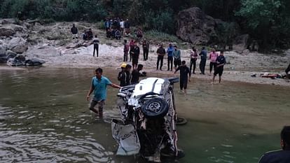 Bageshwar Accident: दर्दनाक हादसे ने छीन ली चार युवकों की जिंदगी; जल लेने गए थे, मौत के मुंह में समा गए Car fell into ditch in Bageshwar Nainital youth died in accident were going to collect Ganga water Uttarakhand