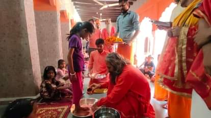 Navratri : महानवमी को नौ दुर्गा के रूप में किया गया कन्या पूजन, पांव पखार कर लिया आशीष On Mahanavami, the girl was worshiped in the form of nine Durgas, she got blessings by washing her feet.