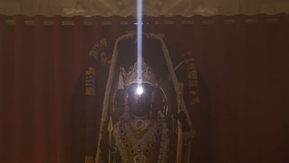अयोध्या: रामलला का हुआ सूर्य तिलक, देश-दुनिया में लाखों लोगों ने देखा लाइव, राम नगरी में जन्मोत्सव की धूम Ayodhya: Surya Tilak was done on Ram Lalla, millions of people across the country and the world watched it liv