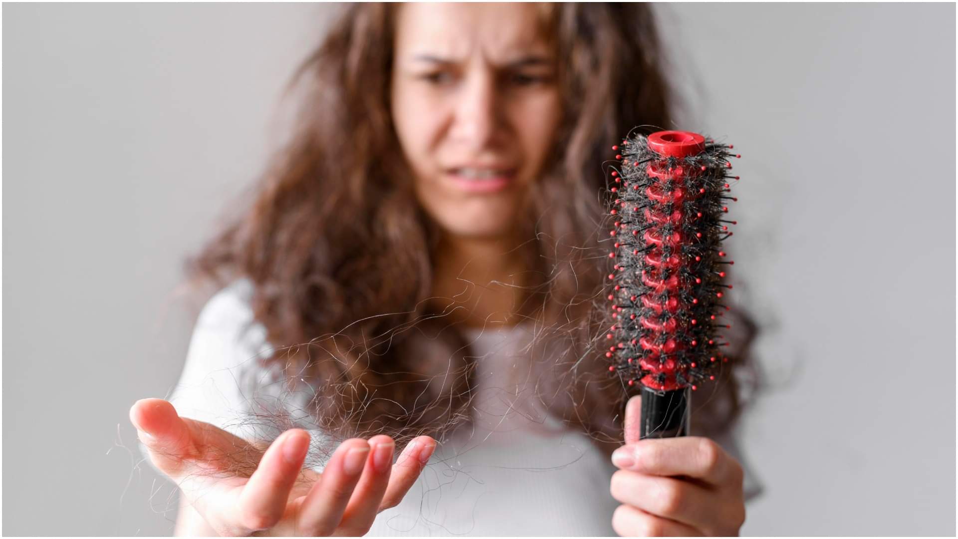 Hair Fall: इन गलतियों की वजह से ही झड़ते हैं बाल, कहीं आप भी तो जाने-अनजाने में नहीं करते ये मिस्टेक avoid these mistakes if you want to control hair sar ke baal kis wajah se jhadte hain