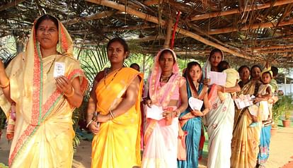 MP Lok Sabha Election: 'शिव' की बहना नहीं दिखा पाईं 'मोहन' के लिए उत्साह, 12 फीसदी कम हुआ मतदान MP Lok Sabha Election: 'Shiv's' sister could not show enthusiasm for 'Mohan', voting reduced by 12 percent