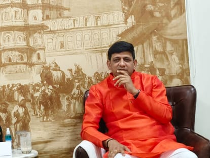 Indore News: Mayor Pushyamitra Bhargava said- Why were the officers roaming around in the car with the files o