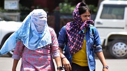 UP : प्रयागराज में गर्मी ने तोड़ा रिकॉर्ड, पारा 43 डिग्री के पार पहुंचा, 30 जिलों में हीट वेब का अलर्ट Heat breaks record in Prayagraj, mercury reaches 43 degrees, warning of heat wave for four days