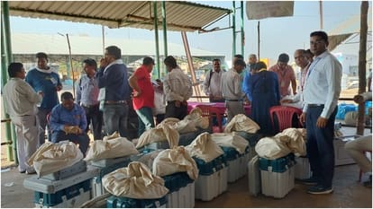 Katni News: Even after grandfather death Naib Tehsildar reached to distribute voting material