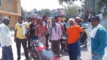 Gwalior News Speeding unknown vehicle hits bike riders sister-in-law and sister-in-law die