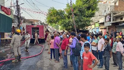 प्रयागराज : लकड़ी के गोदाम में लगी भीषण आग, लाखों का माल राख, फायर ब्रिगेड की आठ गाड़ियां बुझाने में जुटीं massive fire broke out in a wooden warehouse, goods worth lakhs reduced to ashes