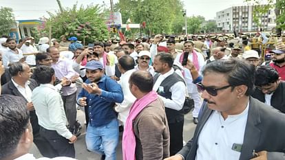 लोकसभा चुनाव : पहले दिन इलाहाबाद सीट से कांग्रेस के उज्ज्वल रमण ने किया नामांकन, कई ने पर्चे खरीदे Lok Sabha elections: Congress's Ujjwal Raman filed nomination from Allahabad seat on the first day, there was