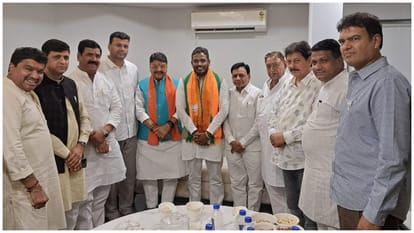 What did Congress and BJP leaders say when Indore Lok Sabha candidate Akshay Bam left election field