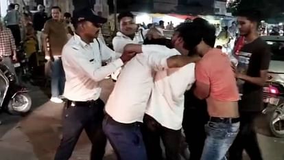 Gwalior News Three youths riding bullet beat up traffic police