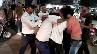 Gwalior News: बुलेट सवार तीन युवकों ने की खुलेआम गुंडागर्दी, ट्रैफिक पुलिस के कपड़े फाड़े और मारपीट की Gwalior News Three youths riding bullet beat up traffic police