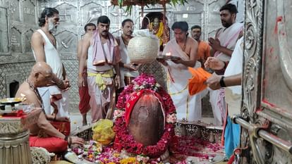 Ujjain: बागेश्वर धाम के धीरेंद्र शास्त्री ने बाबा महाकाल के किए दर्शन, गर्भगृह में पहुंचकर किया जलाभिषेक Ujjain: Dhirendra Shastri of Bageshwar Dham had darshan of Baba Mahakal Jalabhishek