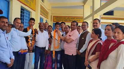 Uttarakhand Board Result: खिले चेहरे...परिजन गदगद...तस्वीरों के साथ जानें देवभूमि में चमके इन सितारों की कहानी Uttarakhand Board Result 2024 High School Intermediate Topper Success Story Watch Photos