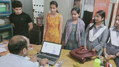 Uttarakhand Board Result: खिले चेहरे...परिजन गदगद...तस्वीरों के साथ जानें देवभूमि में चमके इन सितारों की कहानी Uttarakhand Board Result 2024 High School Intermediate Topper Success Story Watch Photos