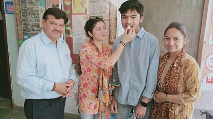Uttarakhand Board Result: खिले चेहरे...परिजन गदगद...तस्वीरों के साथ जानें देवभूमि में चमके इन सितारों की कहानी Uttarakhand Board Result 2024 High School Intermediate Topper Success Story Watch Photos