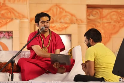 Indore News: Dhirendra Shastri organized a court in Indore, the youth told him to stop the anti-religious peop