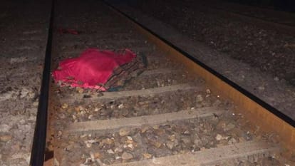 Two sisters returning from defecation were hit by a train, police are on the spot