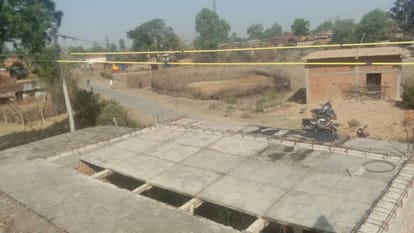 An old man working on the roof died due to electric shock, a young man seriously injured