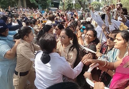 Indore News: Demonstration at the bungalow of State Congress President Jitu Patwari, BJP workers arrived with