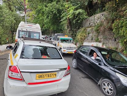 Weekend: पहाड़ों की रानी मसूरी में सैलानियों की भीड़, 70 फीसदी होटल पैक, जाम से हुआ बुरा हाल, तस्वीरें Tourist Huge Crowd in Mussoorie on Weekends 70 Percent Hotels Packed Traffic Jam Photos
