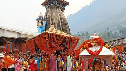 जय केदारनाथ: गर्भ गृह से बाहर लाई गई बाबा केदार की डोली, जयकारों के साथ धाम के लिए किया प्रस्थान, तस्वीरें Kedarnath doli left for Dham from winter seat Omkareshwar temple Ukhimath Kedarnath dham Chardham Yatra 2024