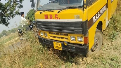 Prayagraj Accident News: स्टेयरिंग फेल होने से गड्ढे में गिरी स्कूल बस, 12 बच्चे घायल, मची चीख-पुकार Prayagraj Accident News: School bus fell into ravine due to steering failure, 12 children injured