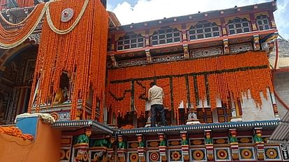 Badrinath Dham: 15 कुंतल फूलों से सजाया जा रहा मंदिर, डोली पहुंची धाम...कल खुलेंगे बदरीविशाल के कपाट, तस्वीरें Badrinath temple is being decorated with 15 quintals flowers Doli reached doors will open tomorrow