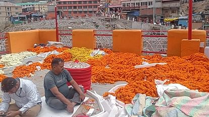 Badrinath Dham: 15 कुंतल फूलों से सजाया जा रहा मंदिर, डोली पहुंची धाम...कल खुलेंगे बदरीविशाल के कपाट, तस्वीरें Badrinath temple is being decorated with 15 quintals flowers Doli reached doors will open tomorrow