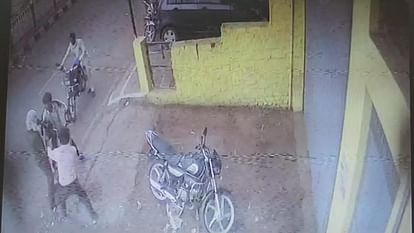 Four and a half lakh rupees were looted from a private bank employee by using a knife