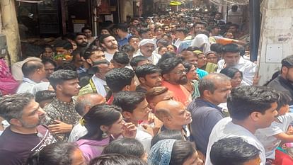 Banke Bihari Temple: बांके बिहारी दर्शन के लिए उमड़ी भीड़, गलियों में लंबी कतारें; वृंदावन हुआ जाम Mathura News: Huge Crowd Banke Bihari Mandir Darshan In Vrindavan See Photos