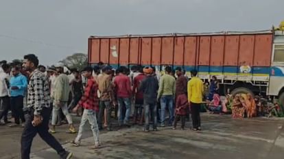 Villagers block road against SISF in shahdol