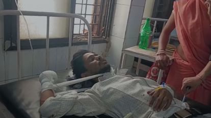 Tikamgarh News Young Man Hand Got Severed Due to Dynamite Explosion in River Admitted to Hospital