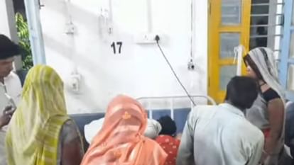 घोर अंधविश्वास: महिला को डॉक्टर ने मृत बता दिया, फिर भी परिजन कान के पास मोबाइल लगाकर झाड़-फूंक करवाते रहे Damoh relatives kept getting deceased woman exorcised by placing her mobile phone near her ear