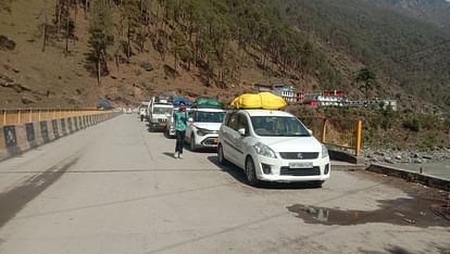 Gangotri Dham: प्रशासन ने यात्रियों को रास्ते में ही रोका, जमकर हुआ हंगामा, पुलिस से भिड़े कई यात्री Gangotri Dham Yatra 2024 District administration stopped vehicles going to Tekla